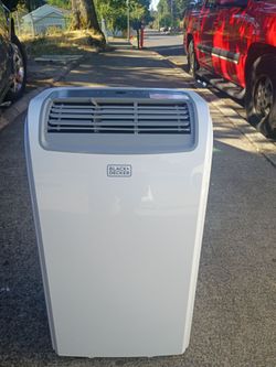 10200 BTU  Black &  Decker AIR CONDITIONER with remote SUPER NEW