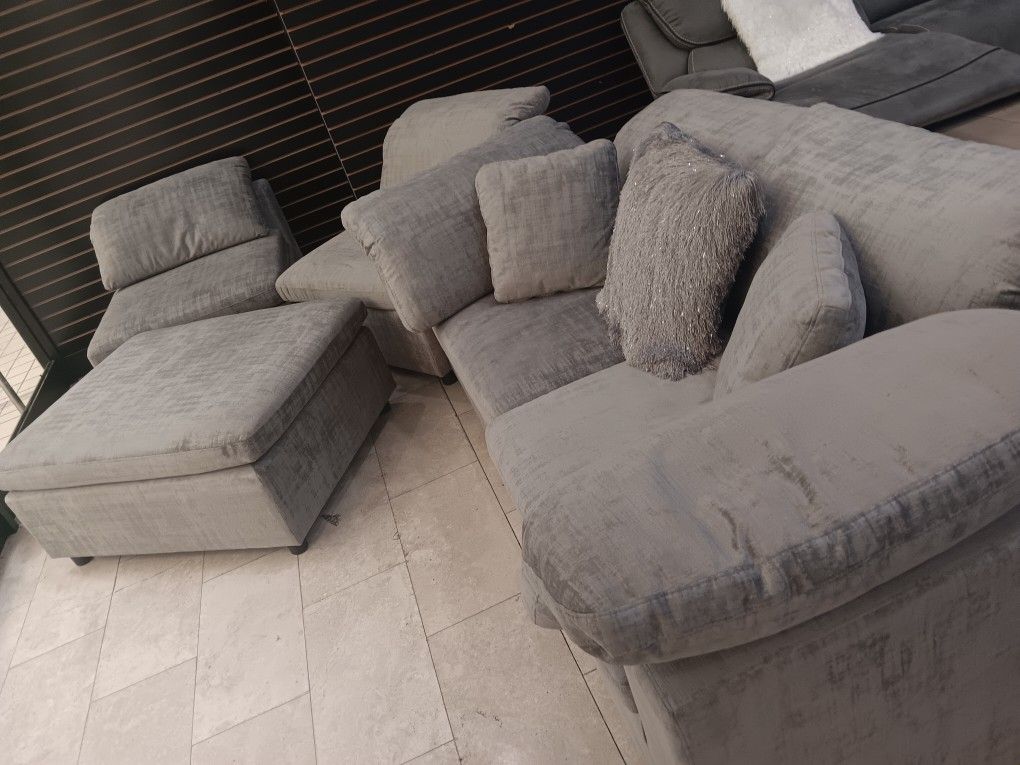 *Living Room Special!!!*---Flexible Lima Gray Fabric Sectional Sofa W/Ottoman---Delivery And Financing Available🫡