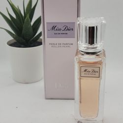 Dior
 
Miss Dior Perle de Parfum Roller-Pearl

.67 fl 