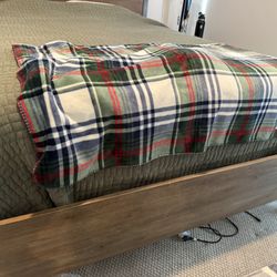 Queen Sturdy Metal And Wood Bed Frame W/ Box Spring