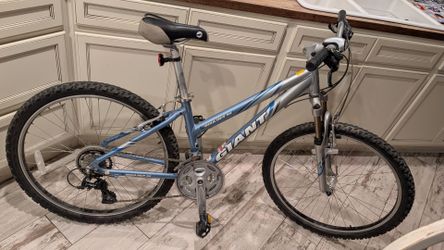 Adult Women's bicycle ladies 21 speed Giant womens mountain bike excellent condition Shimano