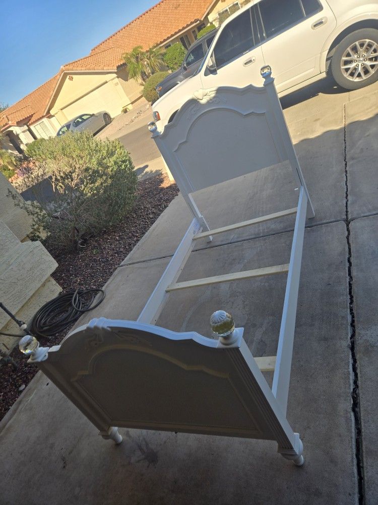 Twin Bed - White (Madelyn Twin White Panel Bed)