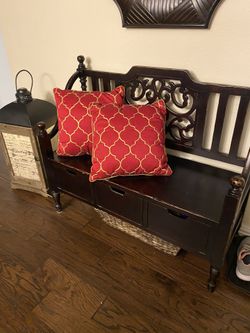 2 Decorative pillows