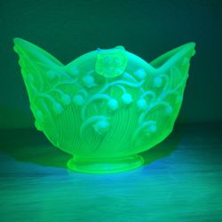 Vintage Uranium Vaseline Topaz Opalescent Glass Fenton Lily of the Valley Basket (DAMAGED) 
