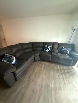 Recliner sectional with throw pillow