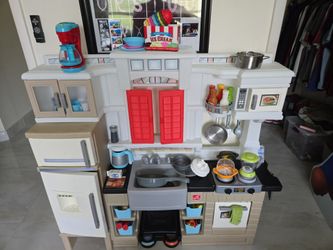 CLEAN AND PERFECT! kitchen with cafe door