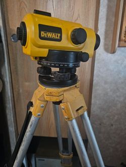 DeWalt DW096 26X Automatic Optical Level Survey Kit plus DeWalt 300 ft tape measure