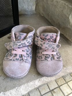 Baby UGG Size 2/3 US. Perfect for spring 🌷🌸🌷