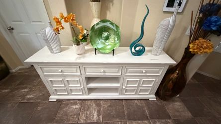 Beautiful white Isabella sideboard /tv stand in excellent condion with drawers and storage 71” inch