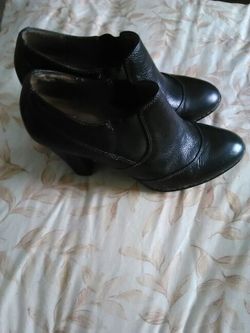 Size 10 all leather by Sofft