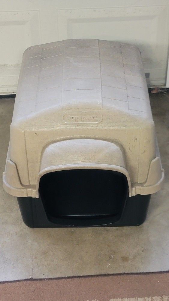 Top Paw Dog House