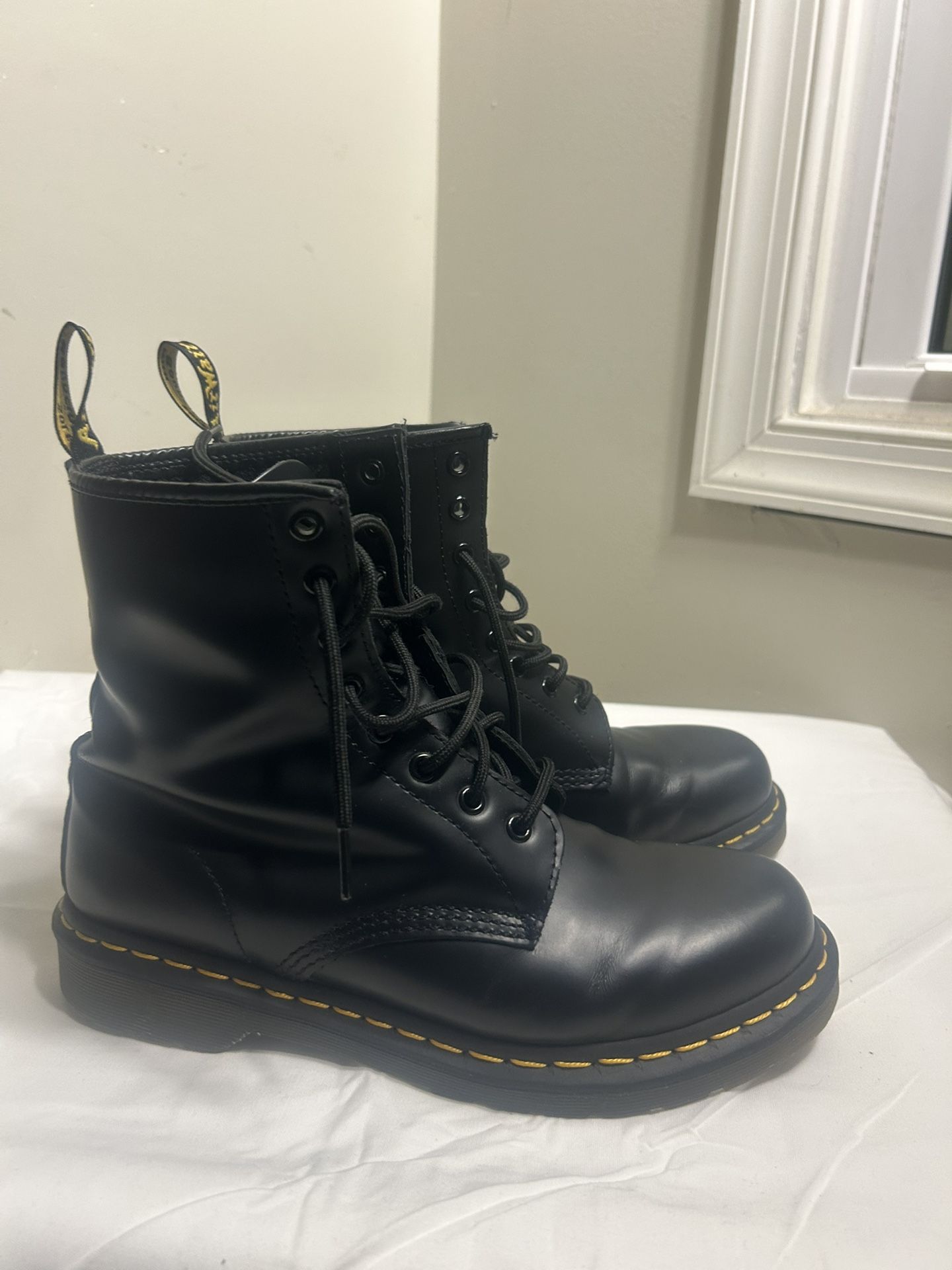 Dr. Martens 1460 Smooth Leather Black Unisex Size- 10/womens 9/mens. Pre~owned