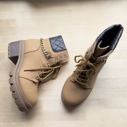 Juicy Couture Women’s Tan Brown Quilted Faux Leather Chain Combat Boots size 9