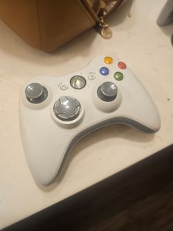 White Xbox 360 controller