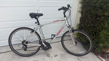Giant Cypress large hybrid bike 700c, 24 speed bicycle tall