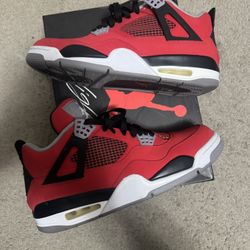 WORN ONCE JORDAN 4 TORO SIZE 10