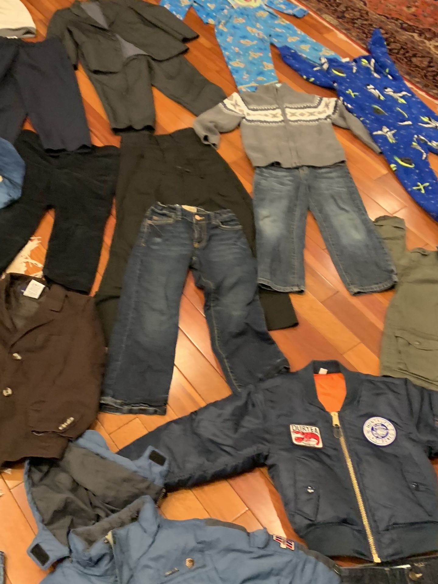 40 pieces boys clothing size with brand new Burberry pants and