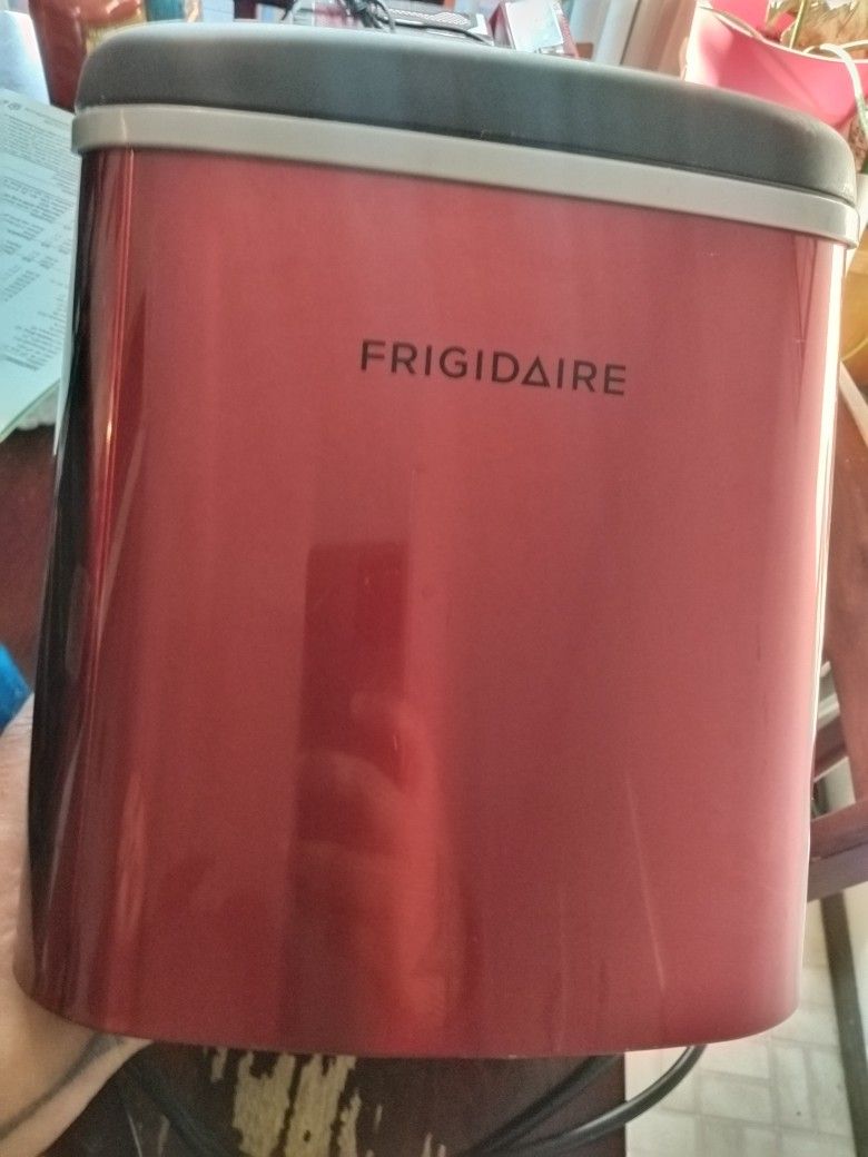 Frigidaire Professional
Ice Maker