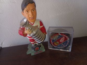 Vintage Detroit Red wings Stanley cup Chris chelios bobblehead and signed Chris Vertigue Winter classic NHL puck