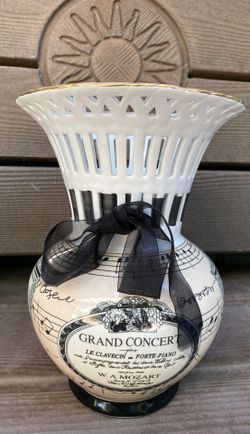 Formalities by Bain Bros - Grand Concert vase