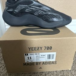 Yeezy 700V3 Dark Glow SZ 11 
