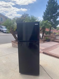 Ice Cold Vissani “Narrow” Refrigerator w/LOCK - Perfect for Apartments, Dorm Room, Garage or Office