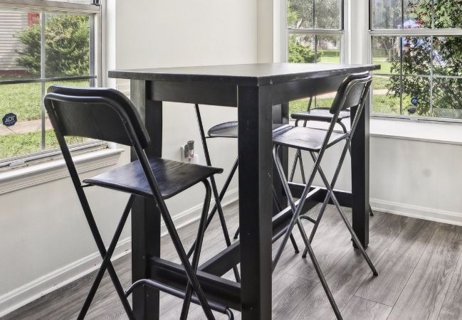 5 Pieces Counter Height Dinning Table (4 Seaters)