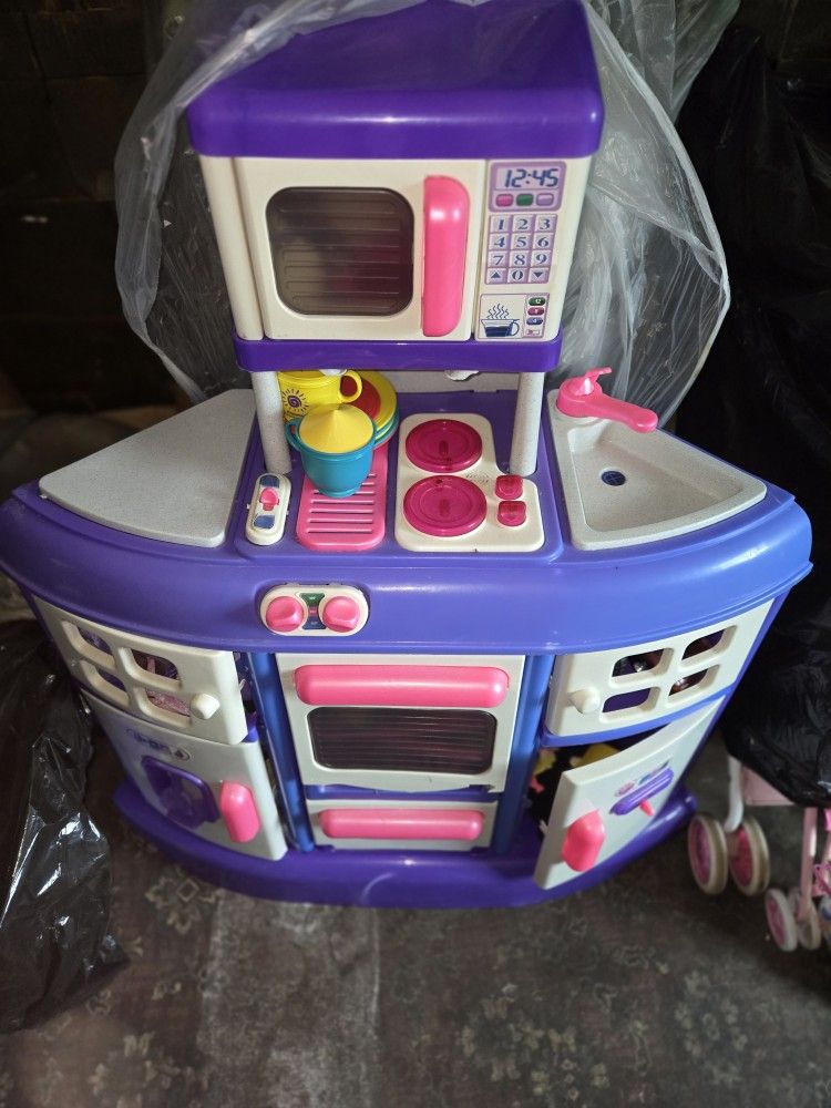 CHILDS KITCHEN PLASTIC PLAY SET