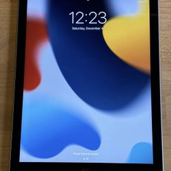 2 Apple iPad 6th Gen 32GB Wi-Fi 9.7" A1893 space gray and silver