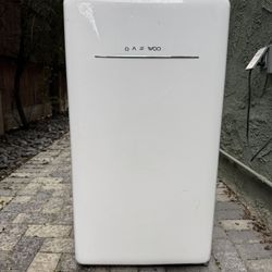 Daewoo FR-044 4.4 CU Refrigerator & Freezer Barely Used 