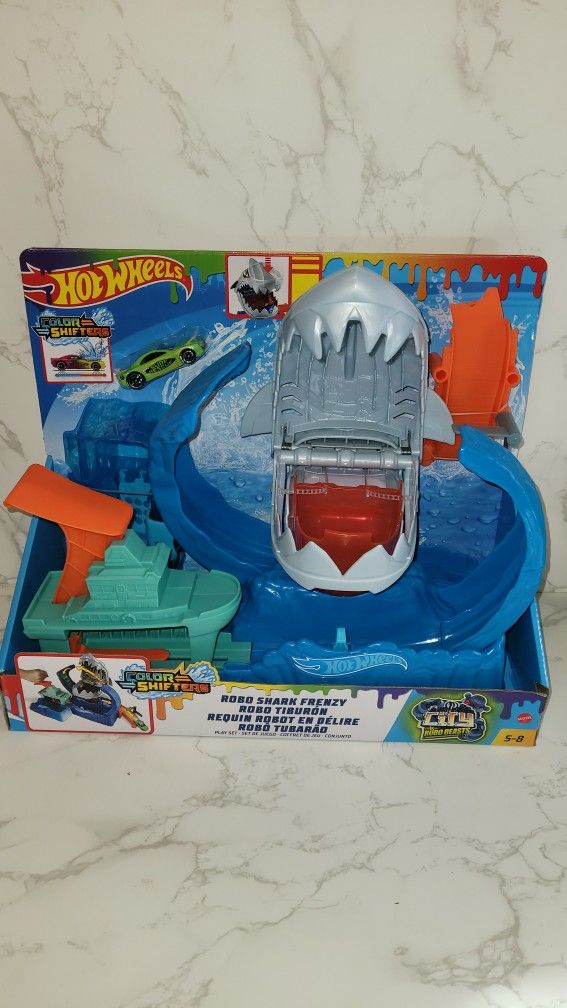 Hot Wheels City Robo Shark Frenzy Play Set w/ Color Shifter Vehicle New