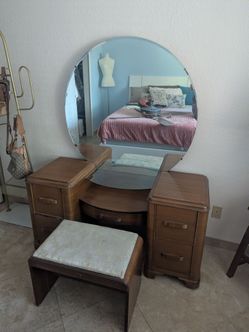 Thomasville Art Deco Vanity with bench and mirror