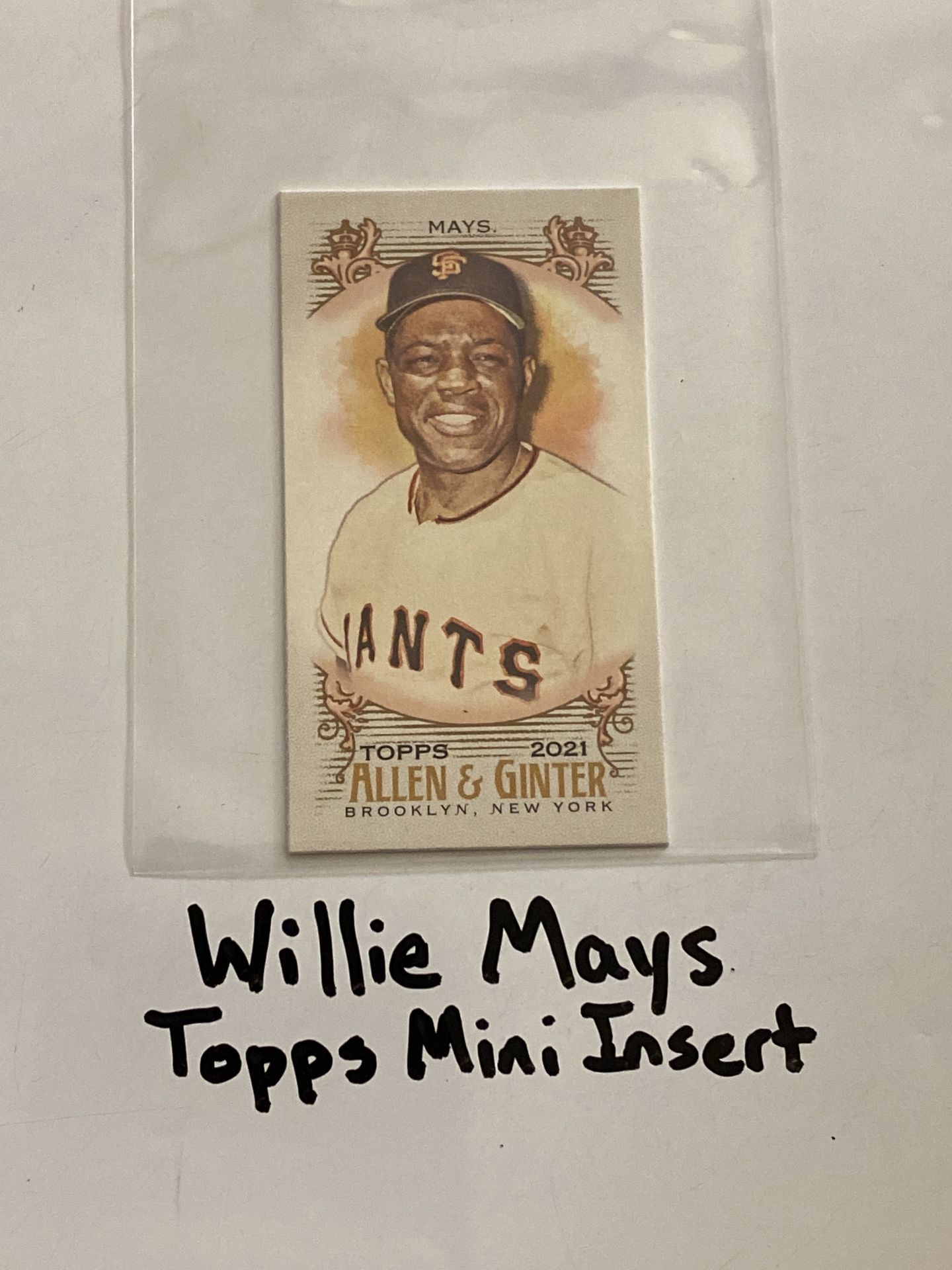 Willie Mays San Francisco Giants Hall of Fame Centerfielder Topps Short Print Mini Insert Card.