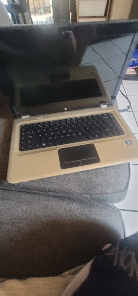 Computadora Hp En Buenas Condiciones Travajando Bien Windows 7 Con Su Cargador Trae Para Blue Ray Viene Con El Idioma Chino En LA Pantalla