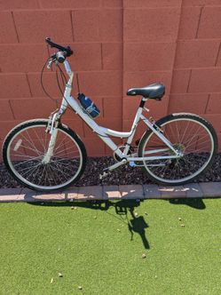 NISHIKI  comfort hybrid bike designed specifically for women, suspension seat,21 speed,17" Frame,26" Tires, Like New, low step Telephone Holder