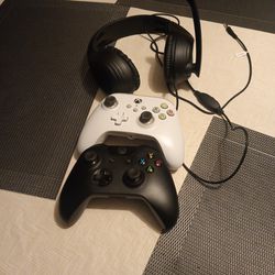 Xbox One Controllers And Headset