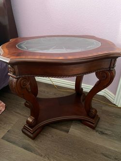 Moving Sale - End Table in excellent condition