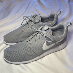 MAKE AN OFFER! Mens size 11 Nike Roshe One sneakers in a wolf grey and white colorway