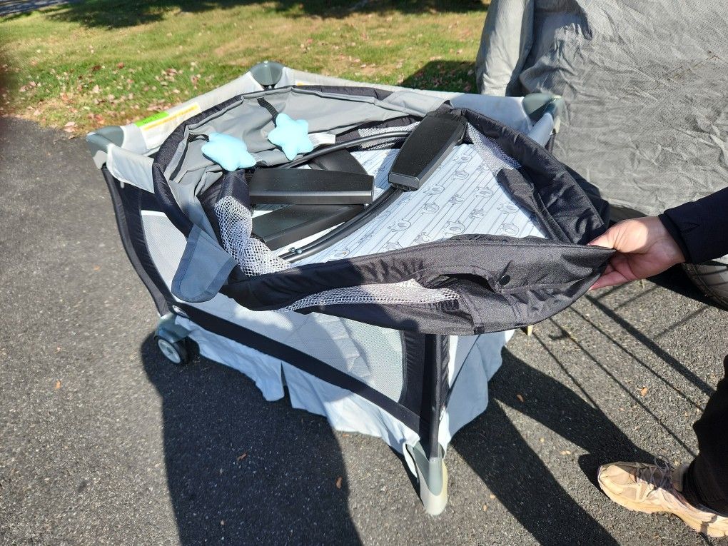 Chicco Pack And Play With Basinet