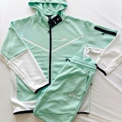 NEW Mint NIKE Sweat Suit Set Size Mens MEDIUM for Sale in Phoenix AZ OfferUp