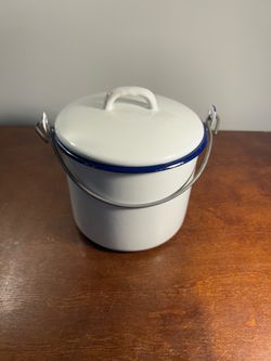 Vintage-style ice bucket with handle