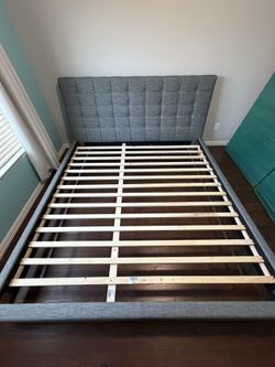 Like-New King Size Bed Frame – Rooms To Go | Cama King como nueva