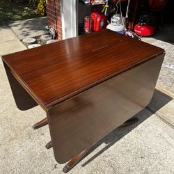 Drop Leaf Antique Table. 