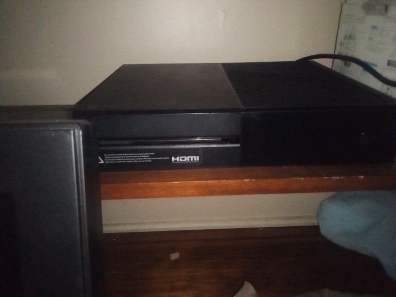 Xbox One, Games, 2 Controllers W/32inch Tv