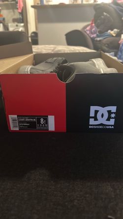 Size 8 court graffiik SE shoes dc