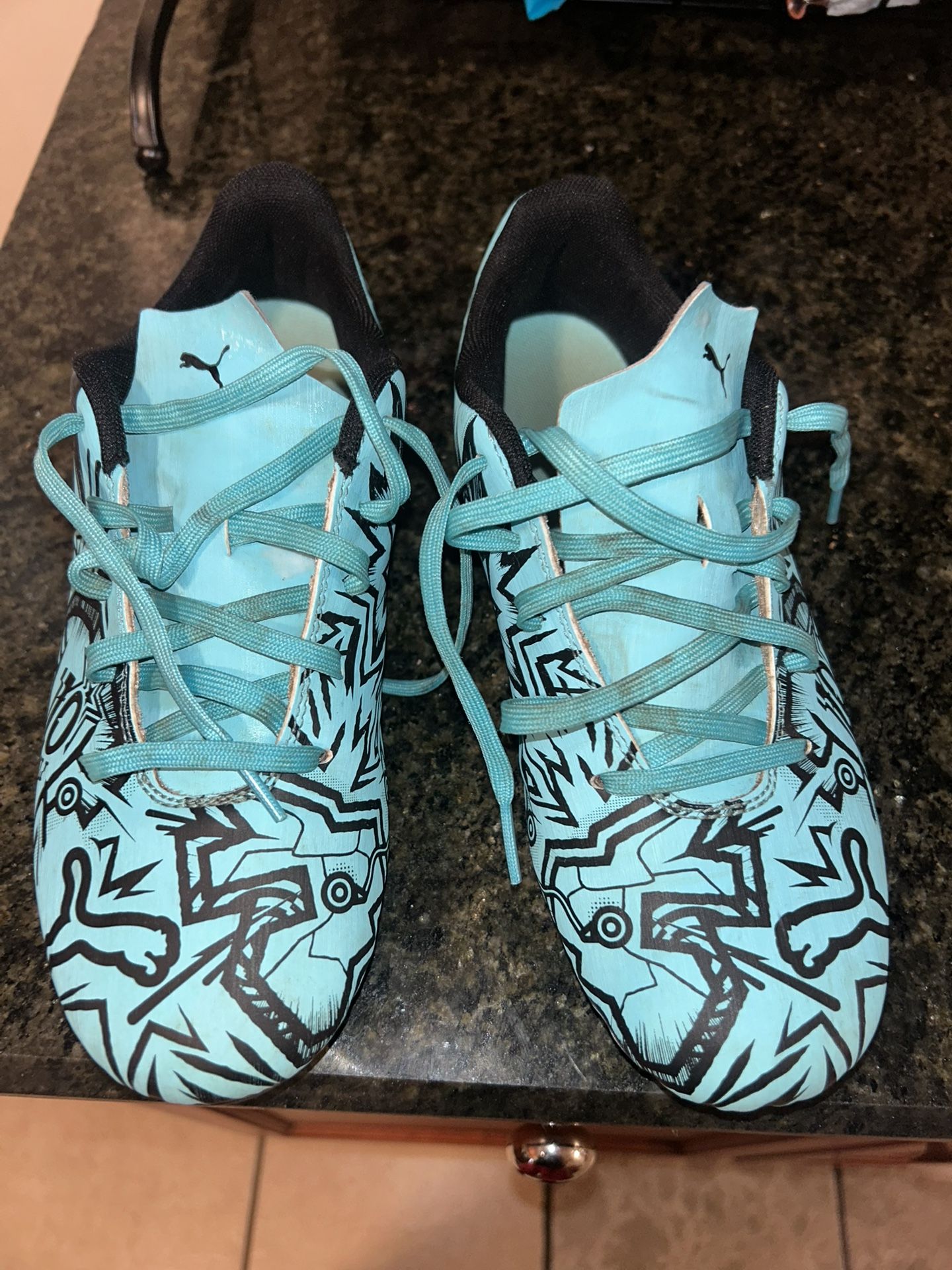 Boys Size 5 1/2 Soccer Cleats 30$ Puma
