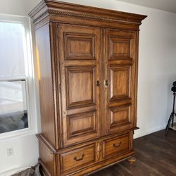 Armoire/Dresser/Cabinet