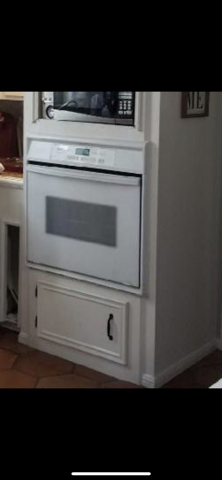 Whirlpool white oven Self cleaning LIKE NEW appliances.