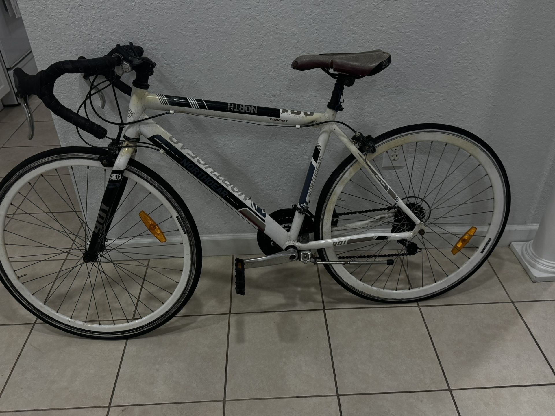 Project Road Bike North gear 901. Flat Tires and other details . Frame I’m Aluminum. Wheels 700X18 