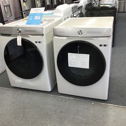 New Scratch And Dent Samsung Front Load Washer And Dryer Set. 1 year Warranty 